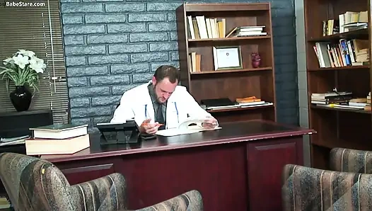 Wanita seksi berdandan dalam kostum perawat