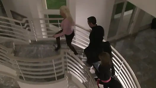 Милфа-блондинка в чулках скачет на жестком хуе