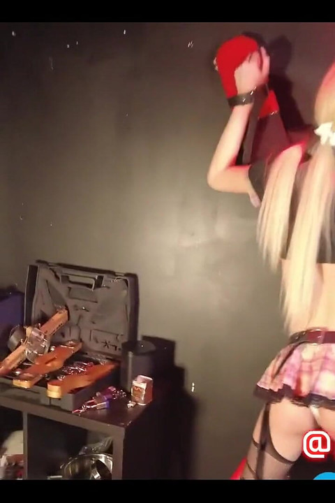 ฉันพาลูกเลี้ยงสาวข้ามเพศเพื่อนบ้านรวยของฉันไปที่ดันเจี้ยน BDSM