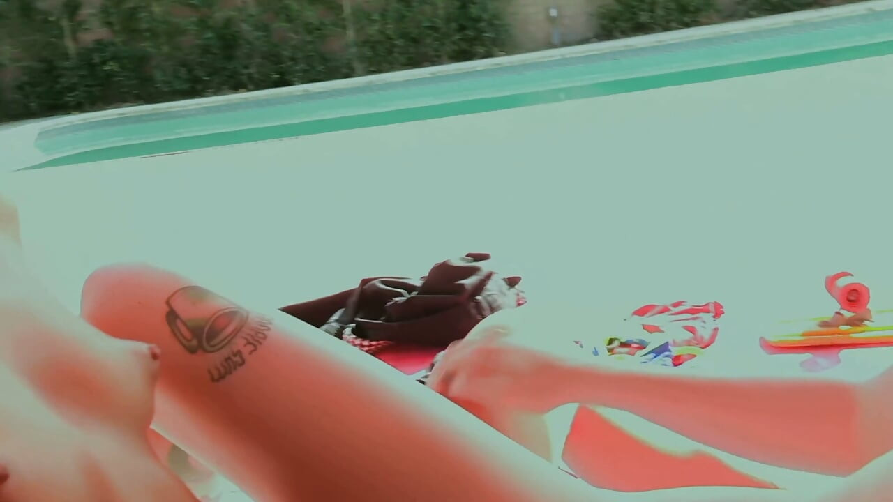 Jilat memek di pinggir kolam renang - cewek cantik bertato rambut hitam lagi asik jilat bikini di pinggir kolam renang
