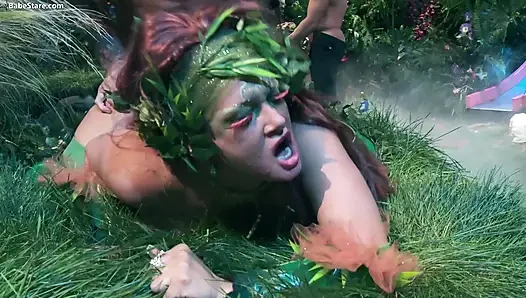 Parodi Poison Ivy: gadis-gadis seksi dengan kostum mengadakan pesta seks