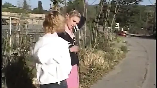 İki seksi sarışın zenci adamlarla dörtlü seks yapıyor