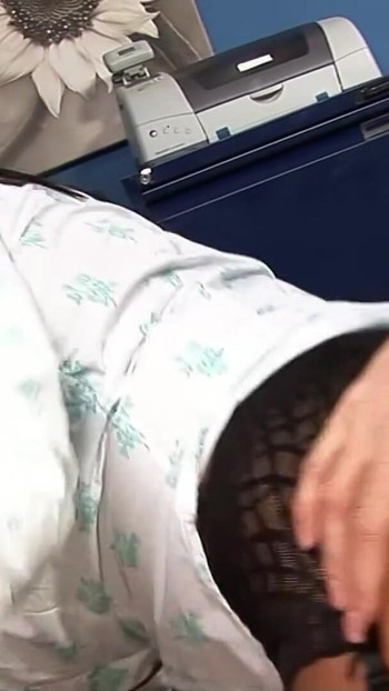 गुस्से में भूरी त्वचा वाली परिपक्व कमीनी महिला बॉस ऑफिस में धोखेबाज चुदाई के लिए मोटे लंड वाले कर्मचारी को बहकाती है | क्लिप 3