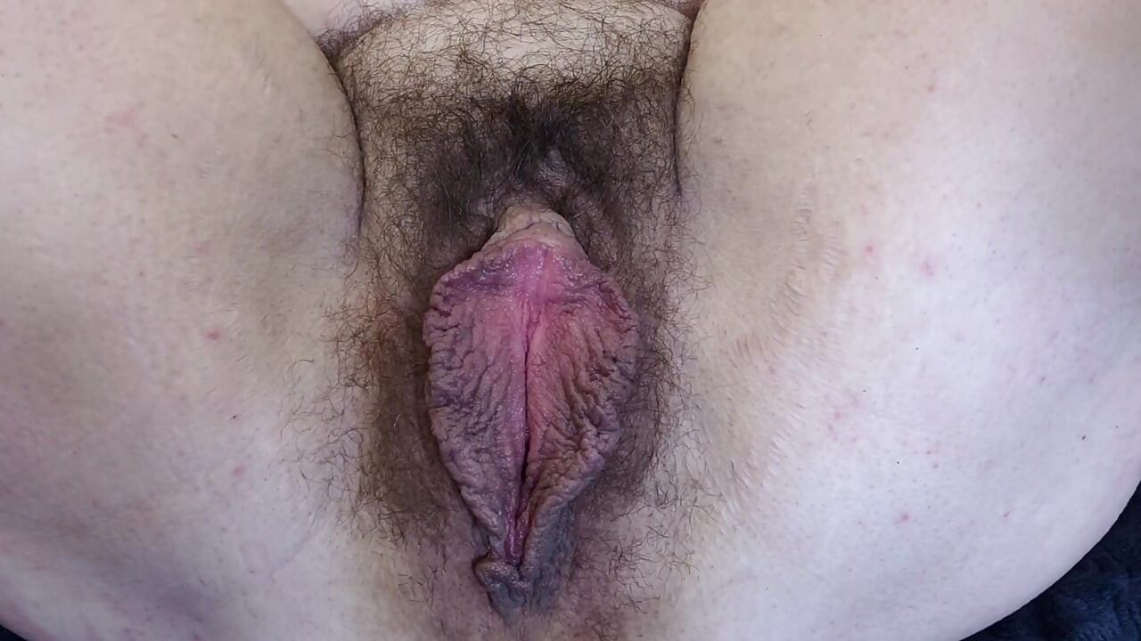Snelle werkpauze: harig bosje poesje vibrator orgasme & anaal vingeren