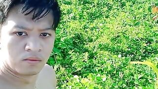 Heißes asien-teen-junge kommt auf dem strand