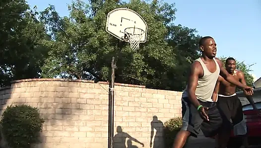 Heiße blonde schlampe mit dicken titten wird von einem harten massiven schwarzen schwanz geritten