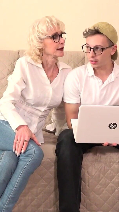 TanteJudysXXX - 60-jährige dünne reife GILF Dee Lite fickt den Tech-Support-Typen | Clip 1