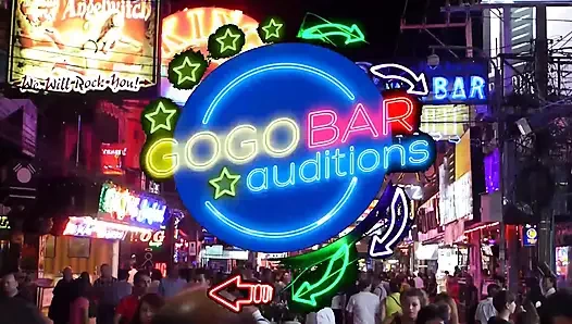 Asyalı genç kız zevk için amını sunuyor