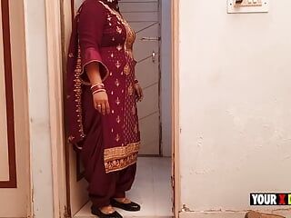 Pendżabski Bhabhi chce penisa Bihari w jej cipce, gdy sika w łazience