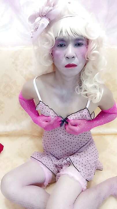 Oanh Le transseksualna ubrana w seksowne ubrania gra anal szczęśliwie do góry