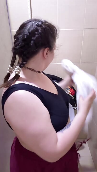 Bir gece kulübünde umumi tuvalette mastürbasyon
