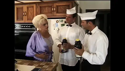 Diese schmutzige oma liebt es, von jungen hengsten gefickt zu werden