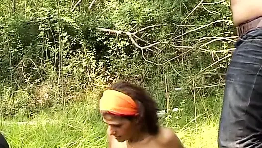 Ее привезли на пикник сводный брат и друг, но это всего лишь повод трахнуть ее