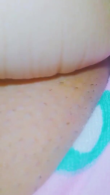 Viktigt ögonblick från "Rosa fitta smakar så söt att sperma inuti - "Little Dessert""