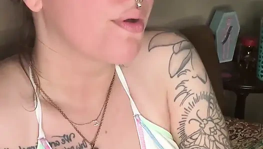 Chery trees raucht in einem bikini