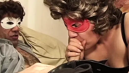 MILf mit verbundenen augen tropfendes sperma nach intensivem hämmern