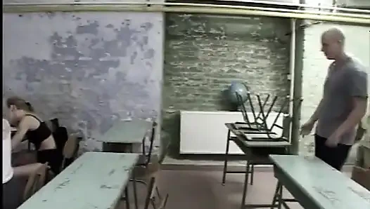 Sert ateşli dörtlü seks, sürtük kızlar büyük yaraklarla sikişiyor!!