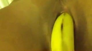 Sexymilfsue, geile MILF-Ehefrau masturbiert mit Banane