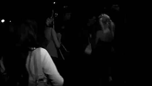 Seksi esmer orta yaşlı seksi kadın götünü domaltarak sikiyor ve klasik büyük yarakla ağzına boşaltıyor