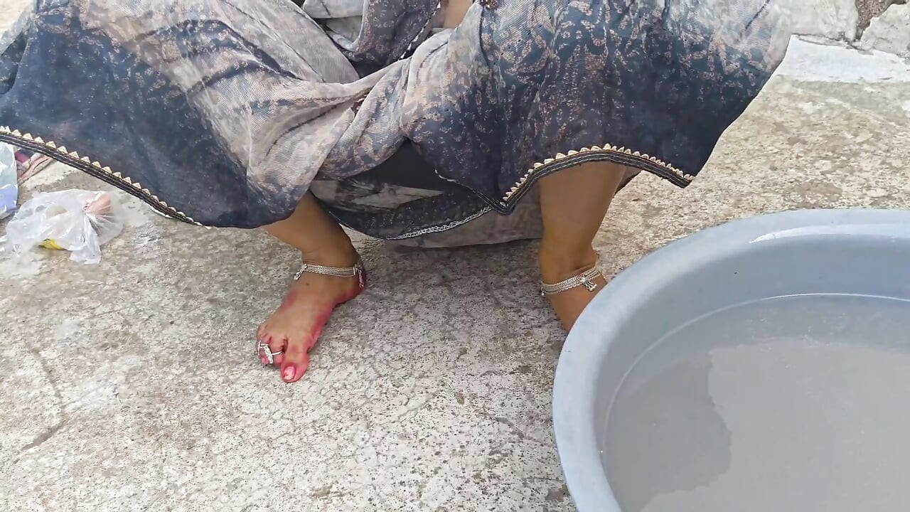 Bhabhi ko field mai kapde dhote a may mud marwai