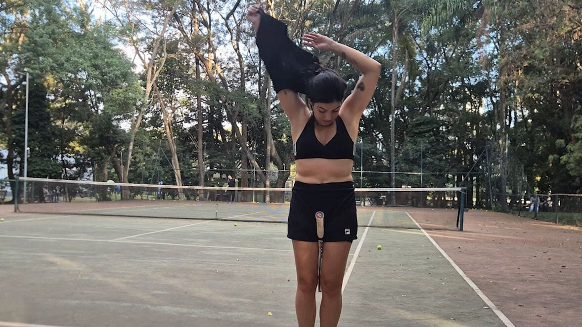 Rafaela and Igor are taking their Strip Tennis match outside