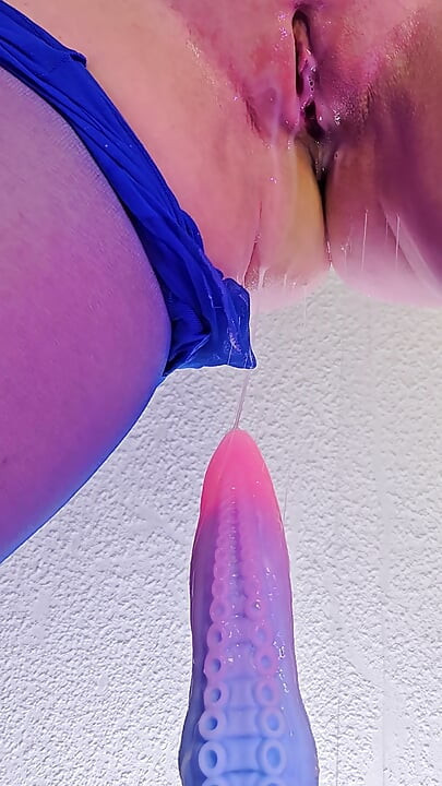거대한 여학생, 인류를 구하기 위해 외계 침략자를 달래다