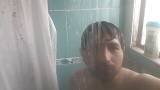 自慰行為の前に冷たいシャワーを浴びる