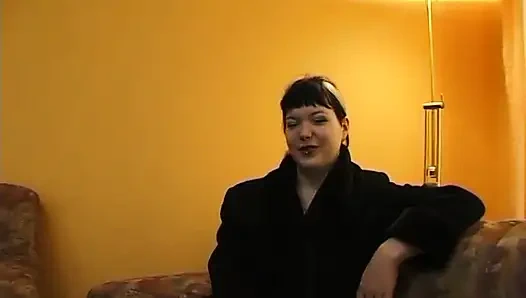 Татуированная крошка играет со своей щелью на кастинге