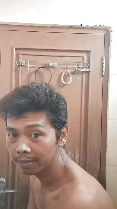 Exótico esfolado asiático homem adulto raspando