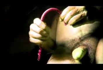 Bărbat transsexual gay cu pulă uretrală și jucărie