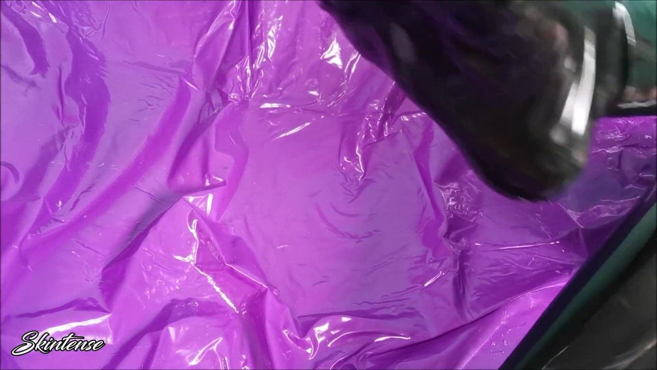 Punând șosete de cauciuc în latex