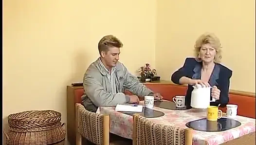 Sarışın olgun sürtük amını sikiyor