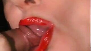 Reife Rothaarige trägt roten Lippenstift und lutscht Schwanz
