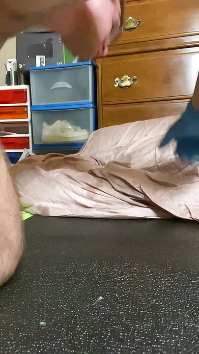 屁眼被撑开并撒尿