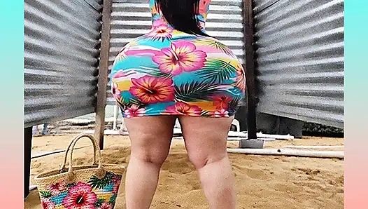 Büyük kalçalı kadın soyunma odasında soyunuyor