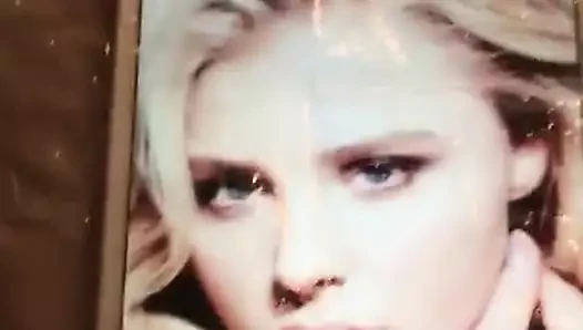 Chloe Moretz boşalıyor