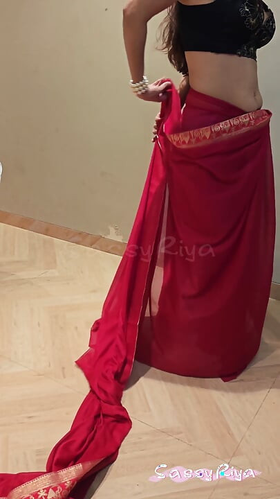 Sassy Riya indossa saare