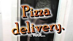Pengiriman pizza. pria pengiriman pizza kacau doggy-style dengan milf di dapur dan mani muncrat di vaginanya. krim krim mani muncrat seks doggy-style