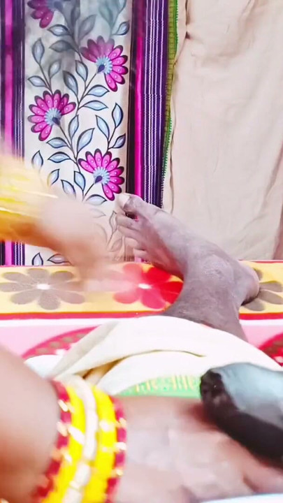 Fiică vitregă indiană sexy în sari futându-și socrul, telugu dirty talks. | Clip 1