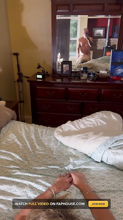 Culona milf extiende su fino culo