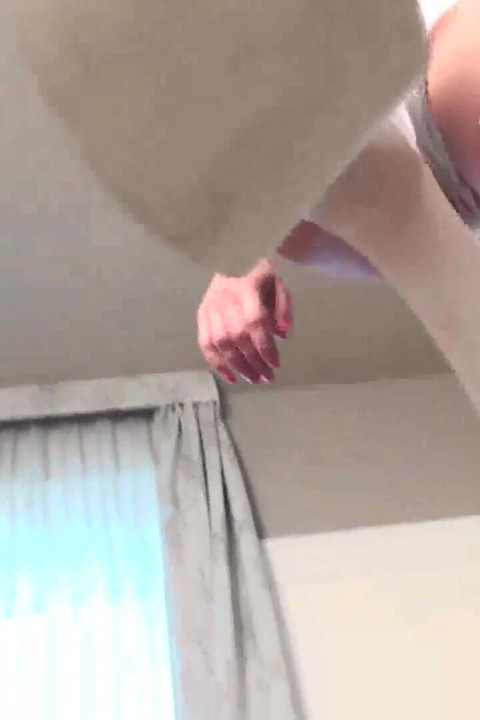 Kamu suka banget kalau dia melorot ke sekujur tubuhmu