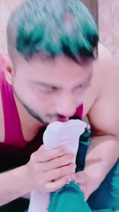 Emotivni trenutak iz "Goddess Fatima Sock Lick"