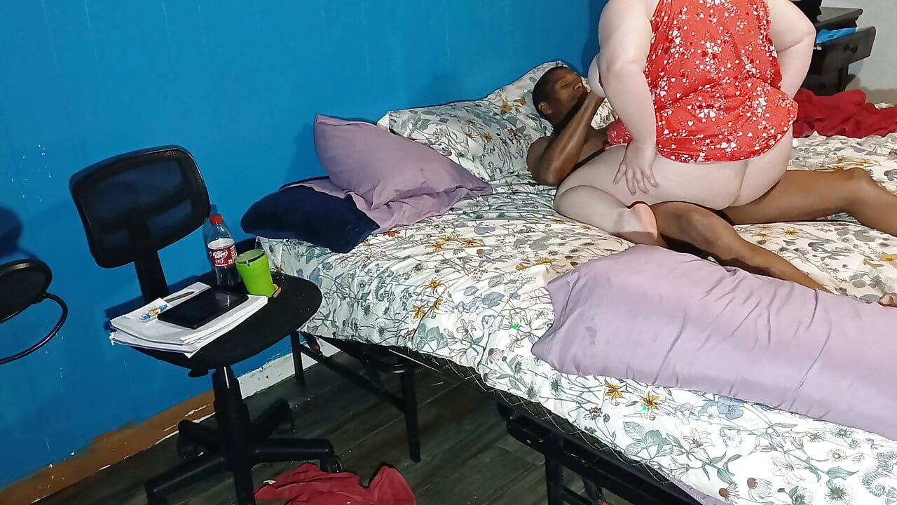 Pawg büyük yaraklı götüne amını iyi siktiriyor