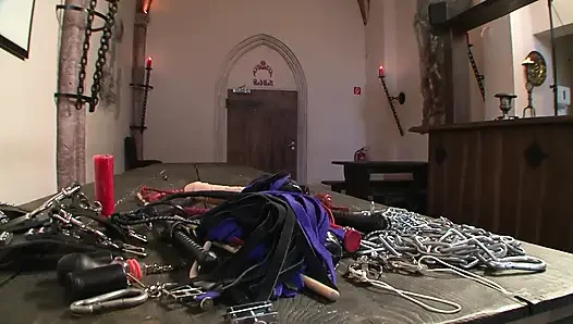 Heiße blondine ist bereit für BDSM-fick