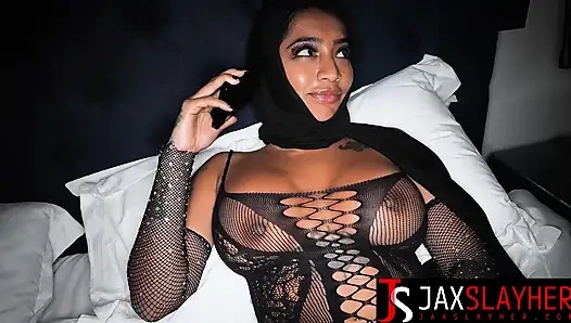 Die bengalische göttin yasmina khan ruft bbc zu wilden hämmern auf