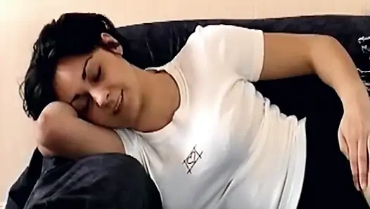 Esmer kadın kalın dildo ile kıllı amcığıyla oynuyor