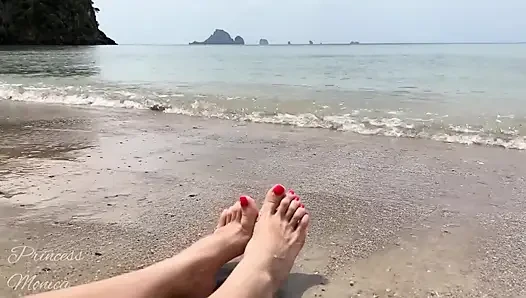 Ayaklar deniz kenarında oynuyor