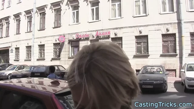 Крошка с маленькими сиськами скачет на толстом члене