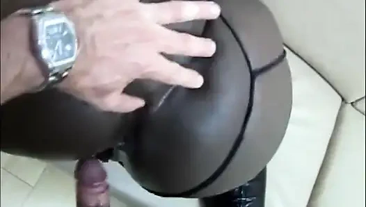 Tante seksi kulit hitam dengan toket besar suka banget sama kontol besar di mulut... hitam dan putih