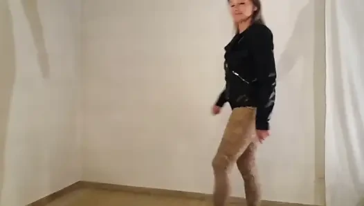 Grandma Is Sexy in Her Leopard Leggings